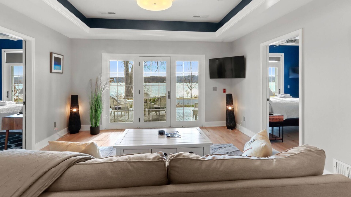 Lake Geneva Resort | Renovated Unit with lake access and pier. 2 bedrooms, den, kitchen, hottub.