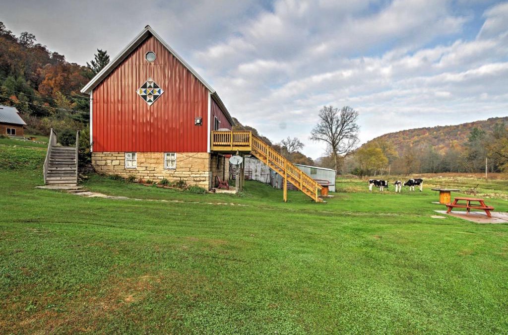 Winona House | Renovated Winona Barn with 2 Decks on 80-Acre Lot!