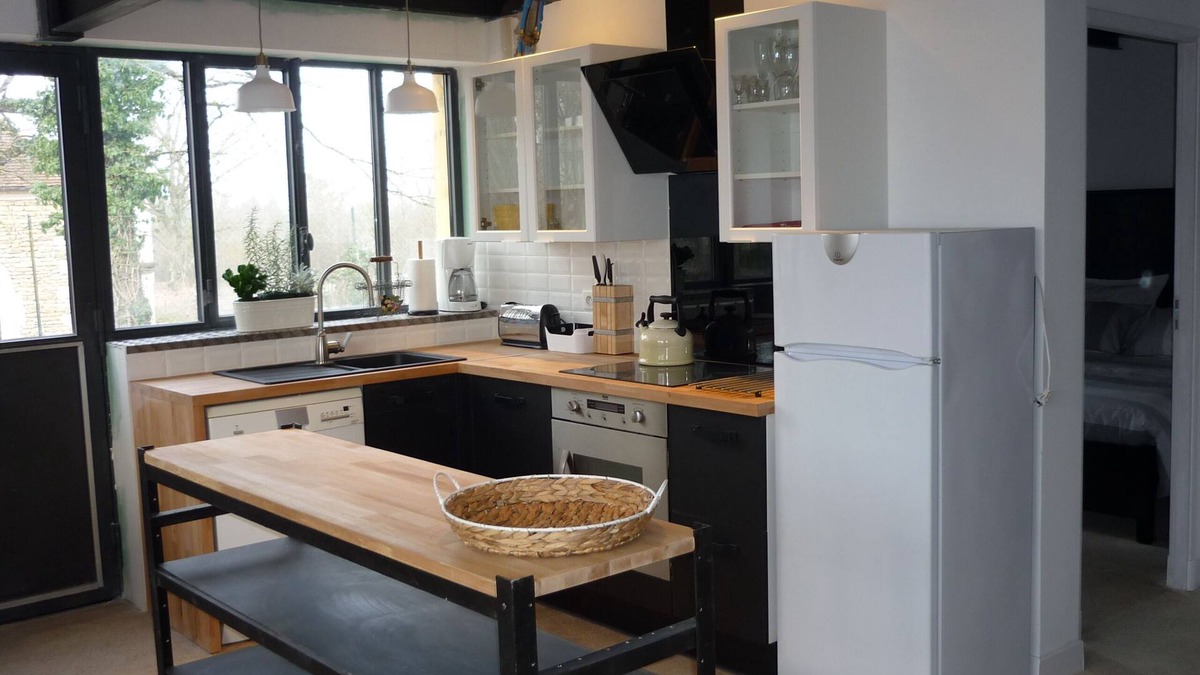 Semur-en-Auxois Apartment | Renovated workshop for 6 people with shared, heated pool in Semur en Auxois