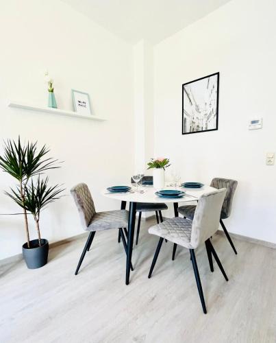 Andreasvorstadt Apartment | Renoviertes Apartment in zentraler Lage - WLAN, Smart-TV, Küche, Balkon und Queensize-Bett für 4 Gäste