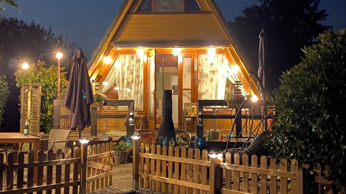 Bedekaspeler Marsch Cabin | Renoviertes Nurdachhaus in Ostfriesischer Natur am Wasser für Familien
