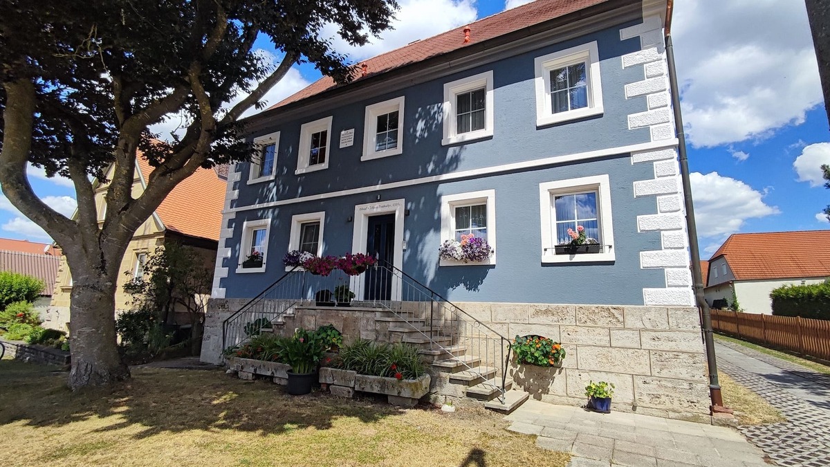 Hartershofen Apartment | Renoviertes Polizeigebäude mit Balkon, Bahnhaltestelle, 6km Nach Rothenburg odT