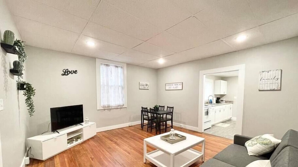 Franklin House | Rent 2 Neighboring Homes, Sleeps 13!