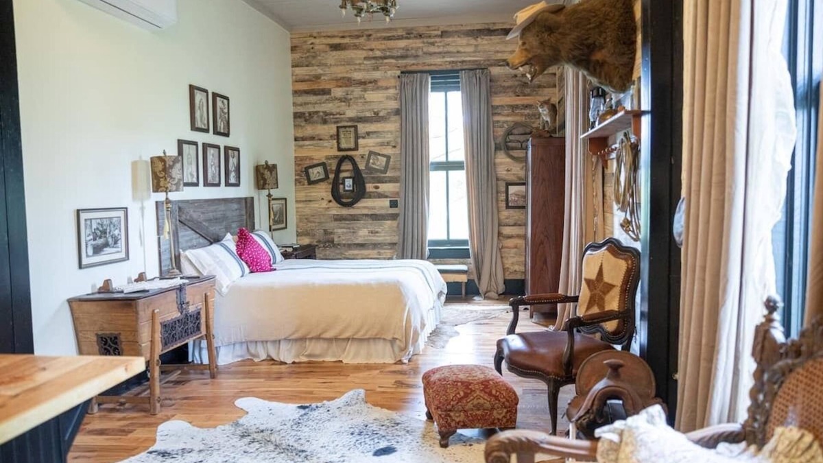 Chester Apartment | Rent the 10,000 sq. ft historic 1887 Beard and Lady Inn surrounded by the Ozarks
