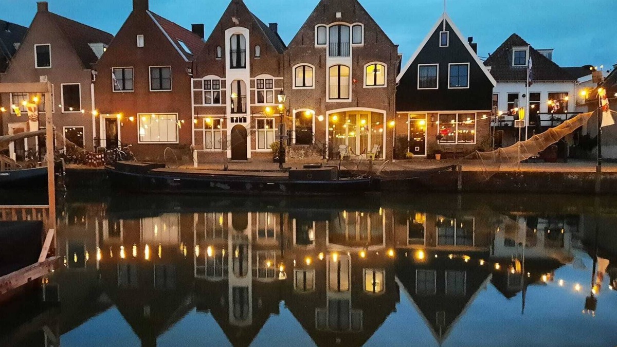 Monnickendam House | Rent The Dutch Buoy, gorgeous 17th century canal house, 8 kms from Amsterdam.