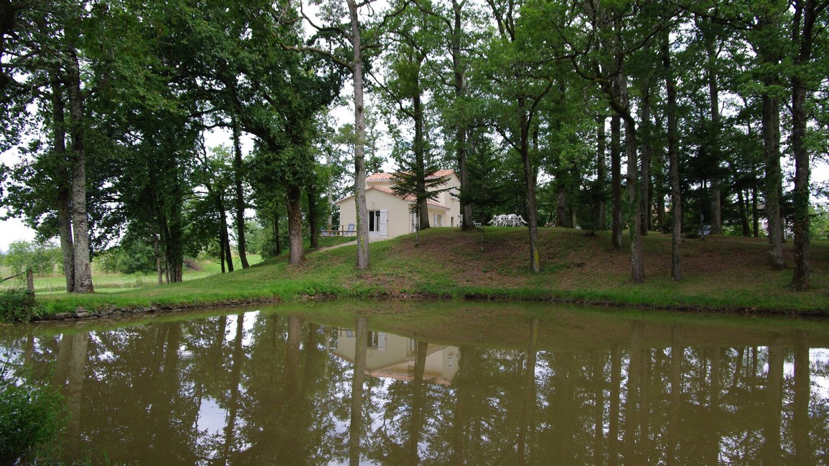 Nontron House | Rental of a new classified * house in park with pond