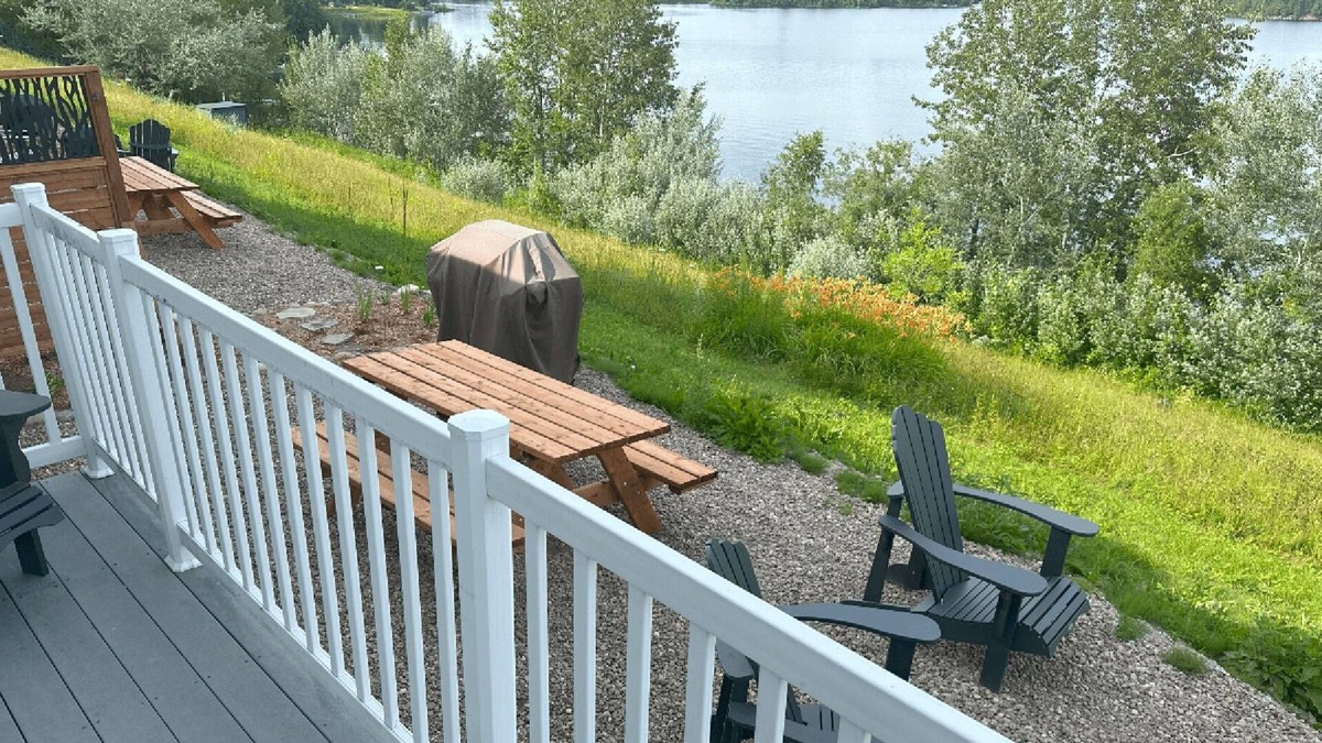 Bouchette House | Rental of renovated cottages facing the lake with a magnificent terrace