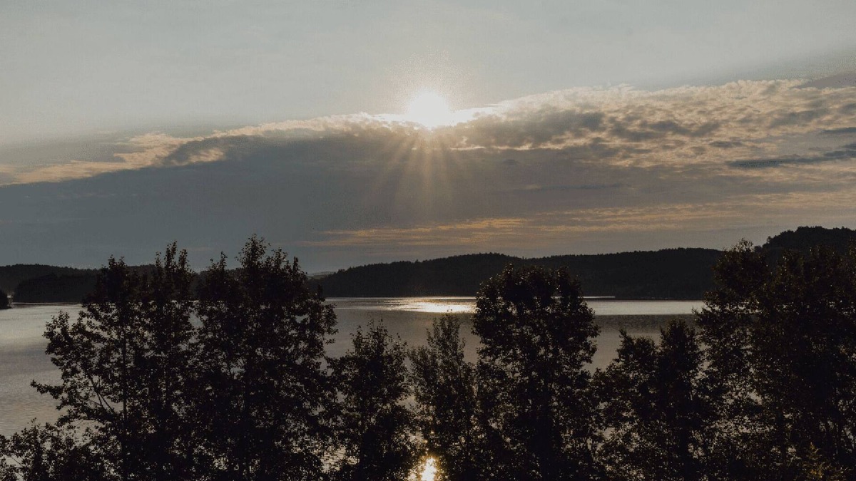 Bouchette House | Rental of renovated cottages facing the lake with a magnificent terrace