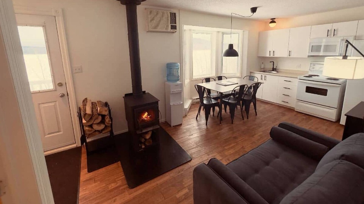 Bouchette House | Rental of renovated cottages facing the lake with a magnificent terrace