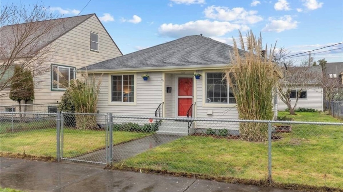 Renton House | Renton Gem: 2BR Near Airport, Landing, Southcenter, Bellevue, Seattle