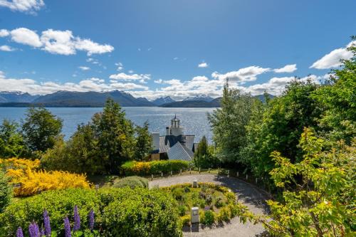 Angostura House | RentUp - Casa con vista panorámica al lago Nahuel Huapi