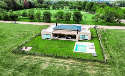 General Rodriguez House | RentUp - Retiro de lujo Casa moderna con jardin y piscina en Pilar