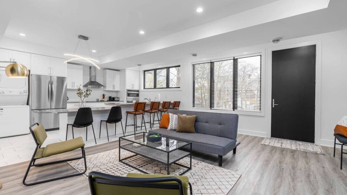 Downtown London Condo | RentX|Trendy Central London - Parking/Wifi/2Bed