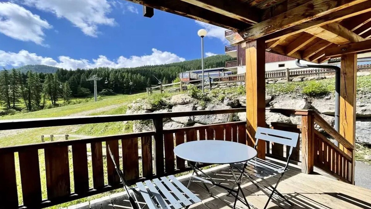 Puy-Saint-Vincent Ski Chalet | Residence Dame Blanche - DBAC22 - APPT 2 CHAMBRES - BALCONY - 6 PERSONS