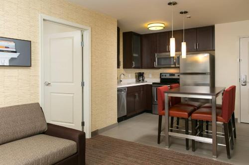 I-435 West KC-KS Hotel | Residence Inn by Marriott Kansas City at The Legends