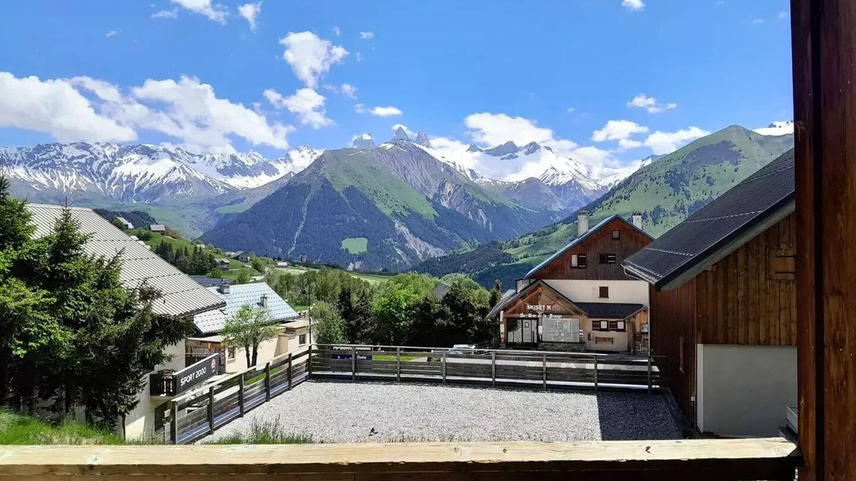 Saint-Jean-d'Arves Apartment | Residence La Fontaine Du Roi - Apartment 6 beds, 300m from the ski slopes, mountain view