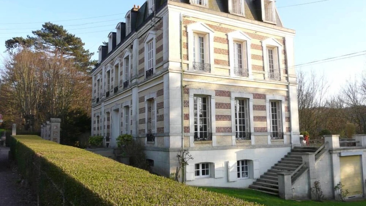 Etretat Apartment | Residential flat in a former Etretat villa, in a big garden with free parking.