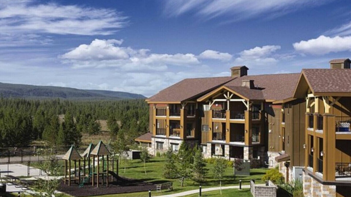 West Yellowstone Condo | Resort 1BD condo 1 block from Yellowstone gates with resort amenities