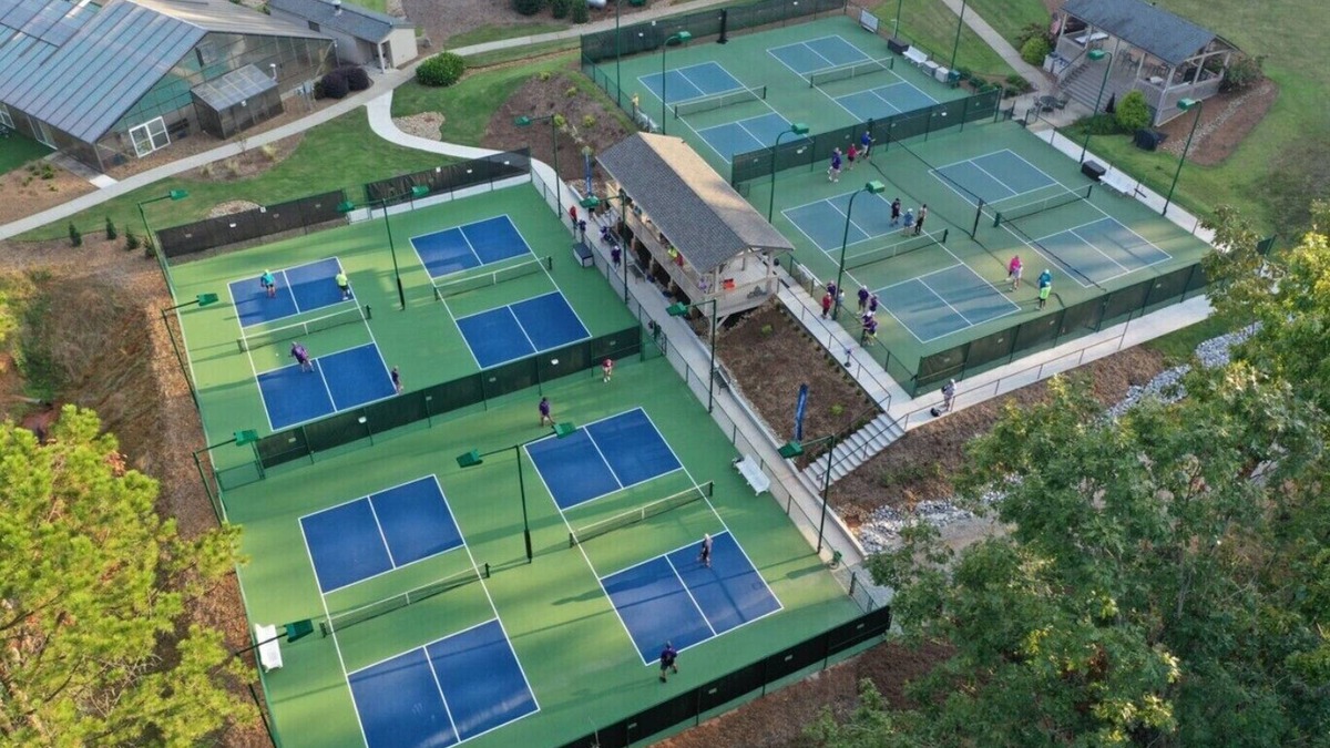 Salem House | Resort Access - Lake - Pools -Pickleball - Gym. Spacious townhome for groups