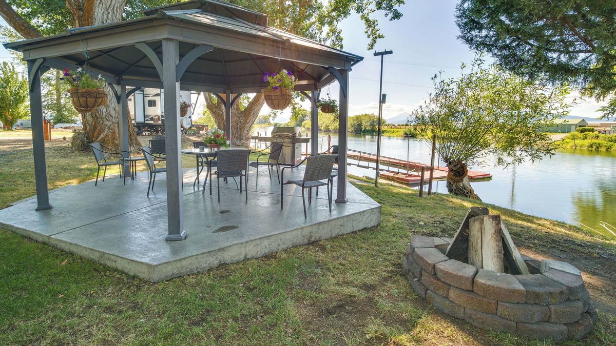 Chiloquin Apartment | Resort Cabin on the River ~ 21 Mi to Crater Lake!