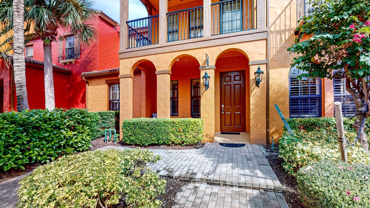 Ole Condo | Resort condo with private W/D, shared pool, and central AC