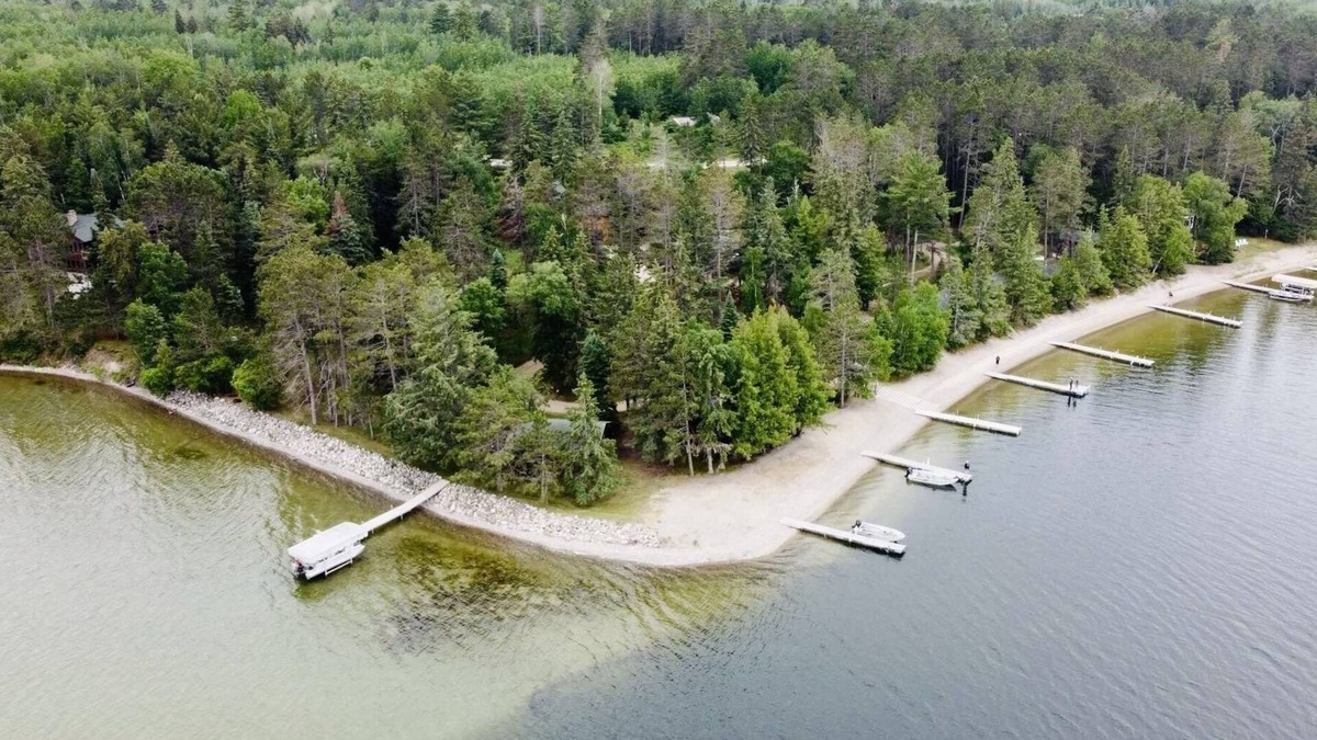 LaPorte Resort | Resort for family reunions, weddings, and more. Pristine lake. Sleeps 68 people