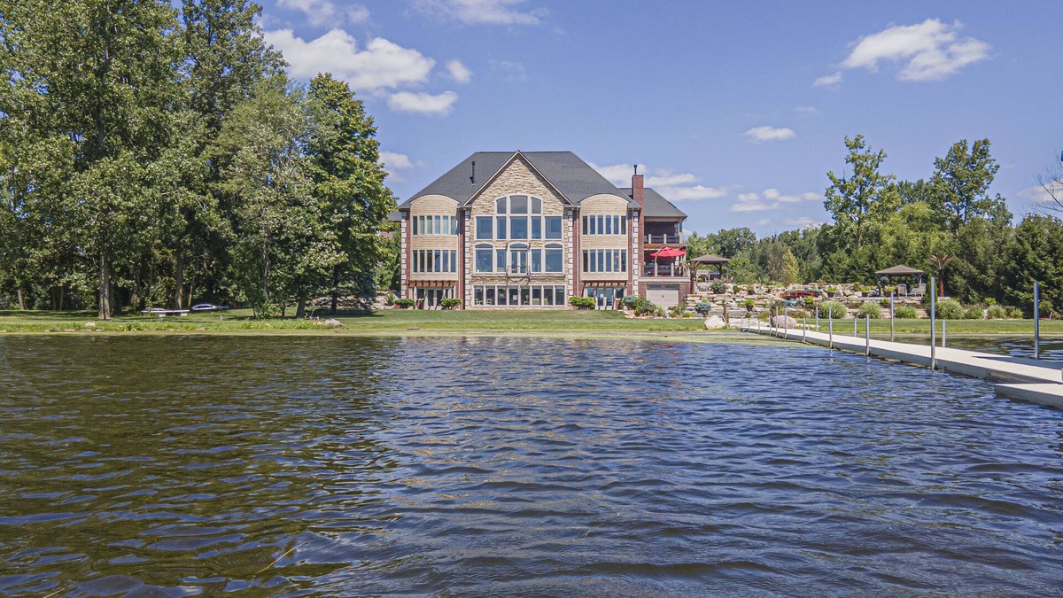 Lakeland House | Resort life living on Strawberry & Sunset Lake, therapeutic waterscape.