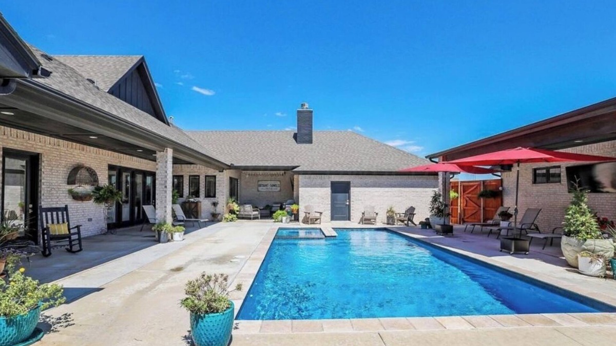 Amarillo House | Resort like home 4 bedroom, 3.5 bath plus pool and hot tub in Amarillo Tx
