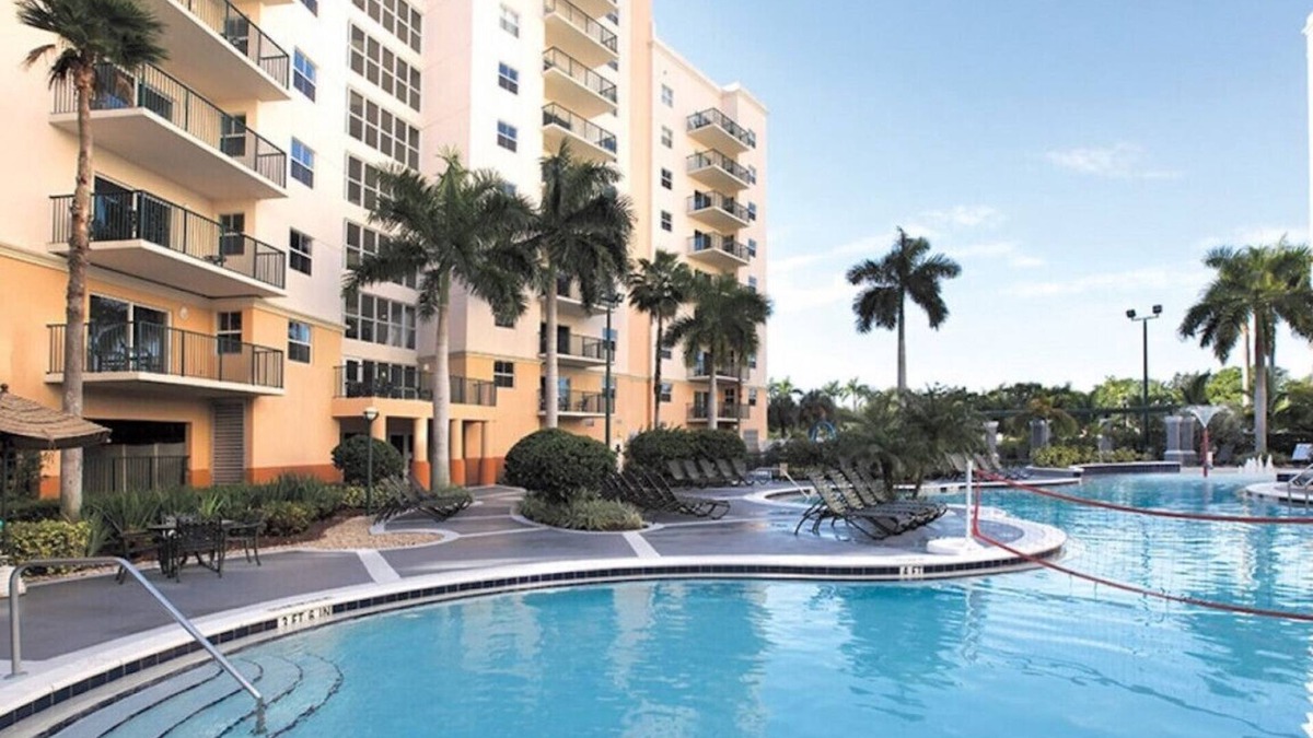 Survey Creek Resort | Resort Managed 2 BR -Sleeps 8 at Wyndham Palm Aire - Pools, Free Beach Shuttle!
