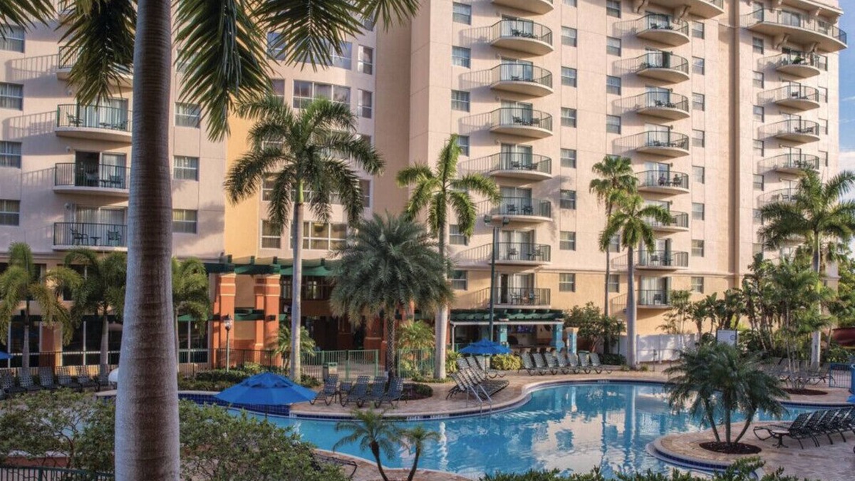Survey Creek Resort | Resort Managed 2 BR -Sleeps 8 at Wyndham Palm Aire -Pools, Free Beach Shuttle!