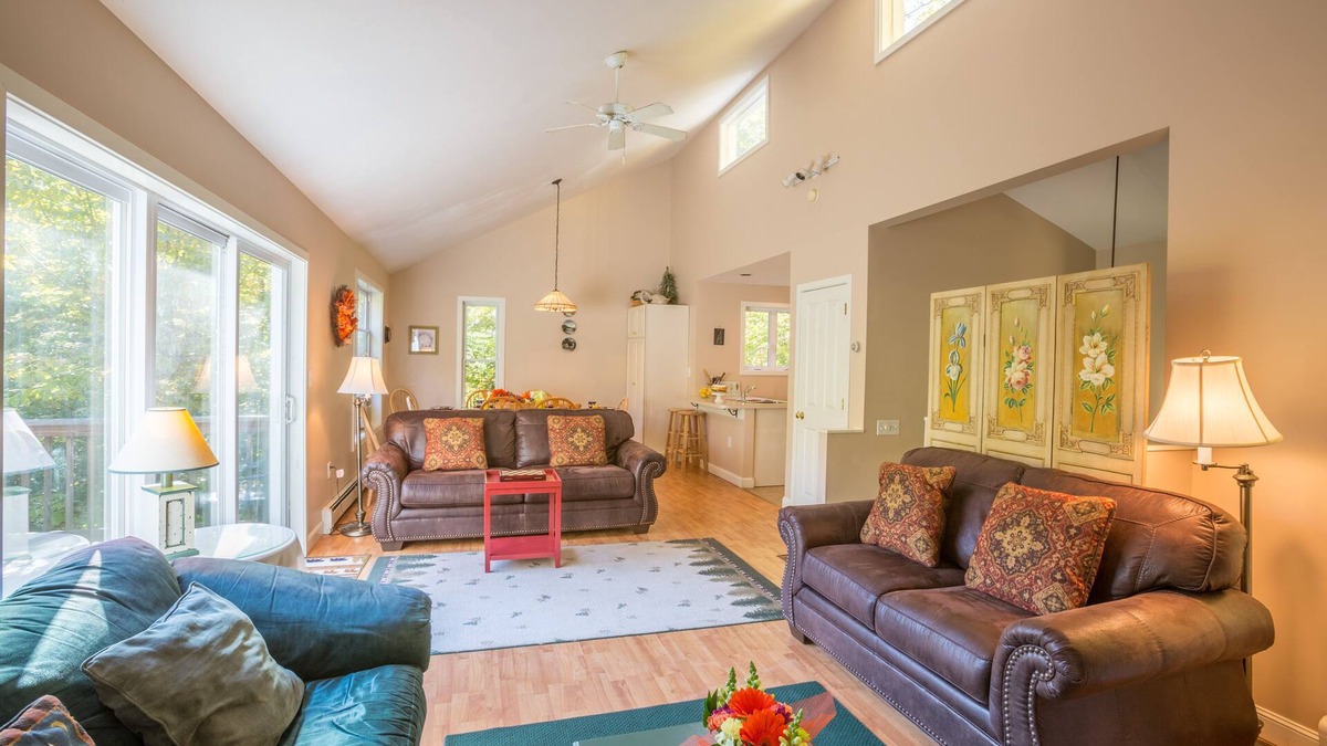 Campton House | Resort Mountain Home with Private Hot tub Walk to Pools, Pond WIFI