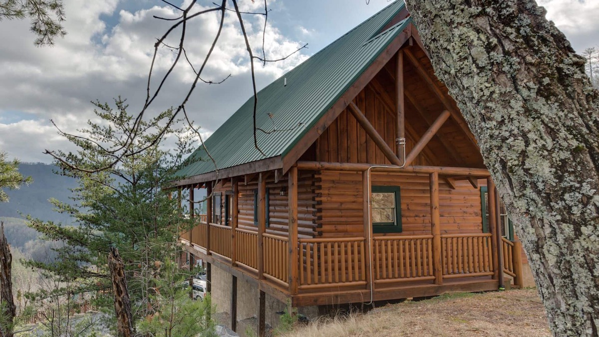 Gatlinburg - Pigeon Forge Cabin | Resort setting w/awesome Mtn views! Self checkin, close to Nat’l Park! Sleeps 6