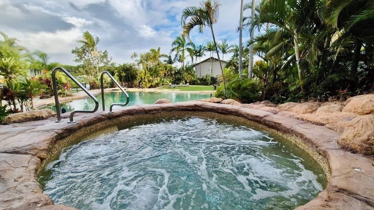 Mermaid Waters House | Resort Style Getaway ~ Sleeps 6
