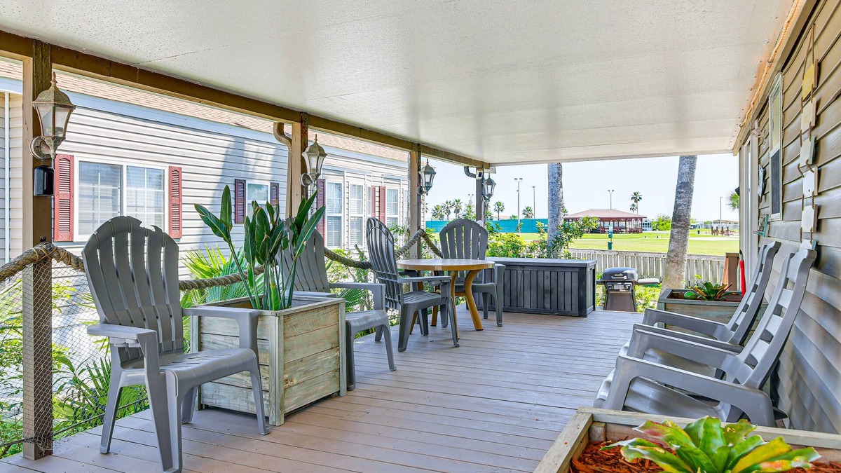 Port Isabel Cottage | Resort-Style Perks & Deck at Port Isabel Home!