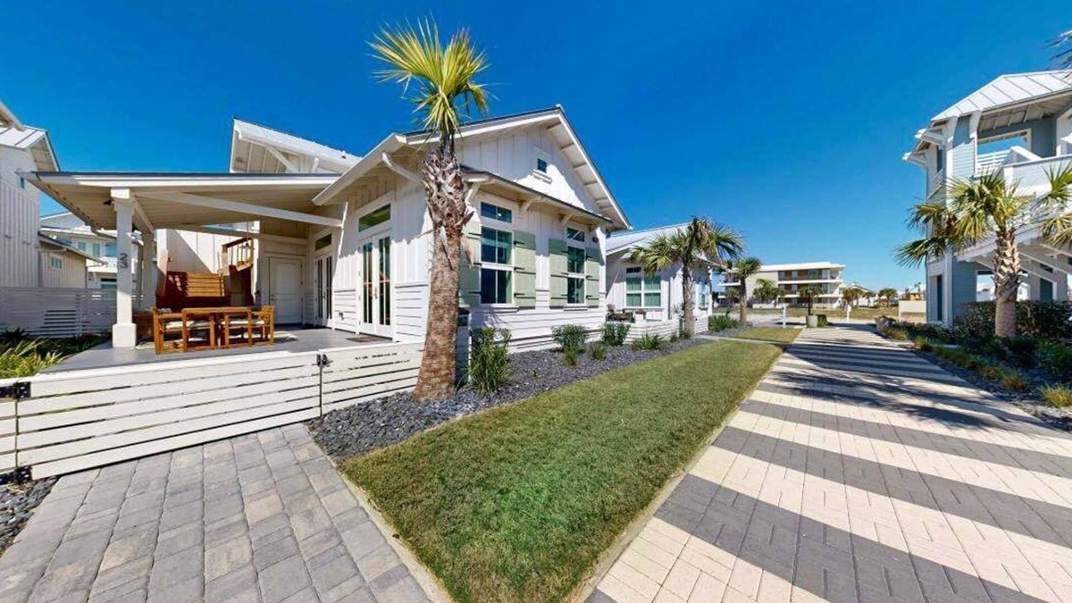 Port Aransas Cottage | Resort Style Pools, Boardwalk to the Beach, Restaurant on Site