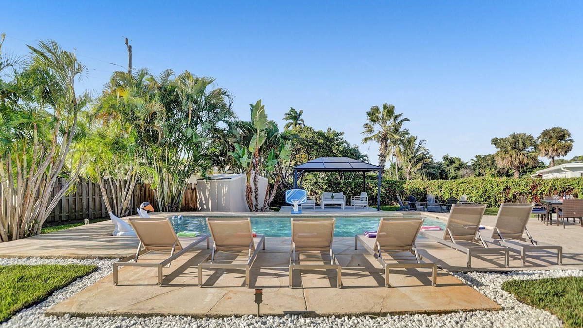 Lighthouse Point Villa | Resort Villa 6 BR | Heated Pool | Beach Volleyball | Game Room | Mini Golf