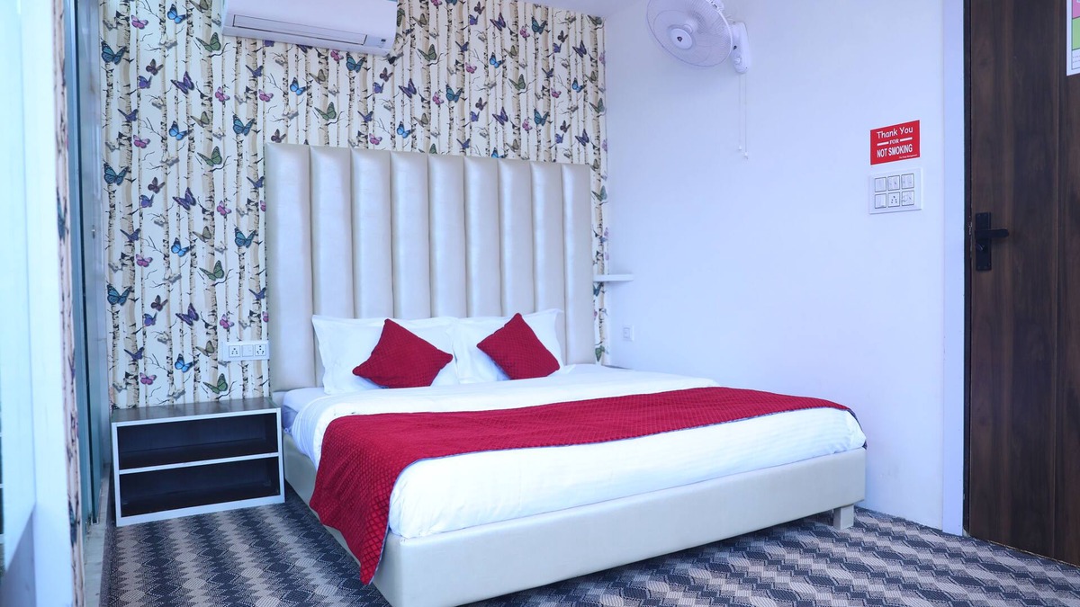 Pitampura Hotel | Rest easy, stay well, at our guest house