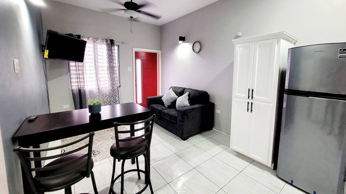 Ottleyʼs Apartment | Rest Easy Suite #1 with Mountain and Sea Views
