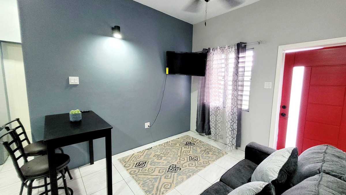 Ottleyʼs Apartment | Rest Easy Suite #4 with Mountain and Sea Views