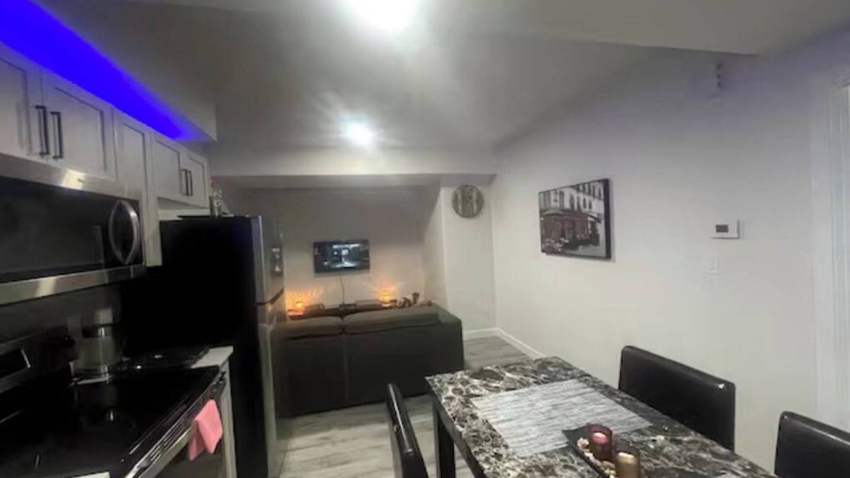 West Edmonton House | Rest Haven - 10 mins from West Edmonton Mall
