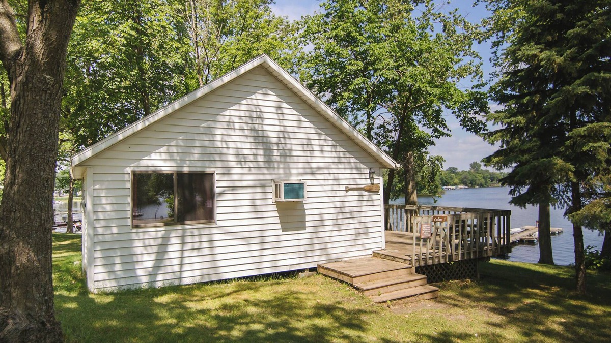 Richmond Cabin | Rest Haven, a 2BR lakefront cabin near the beach at Riverside Resort