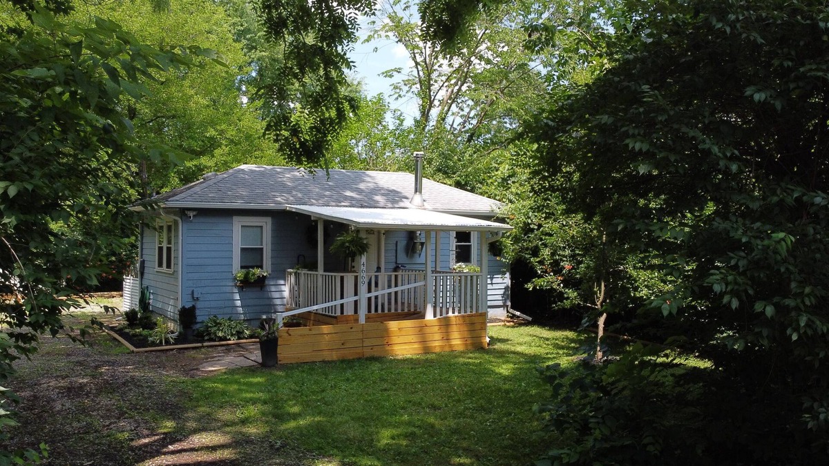 Huber Heights Cottage | Rest Haven Cottage: Cozy oasis on 3 acres, near shopping/food/entertainment