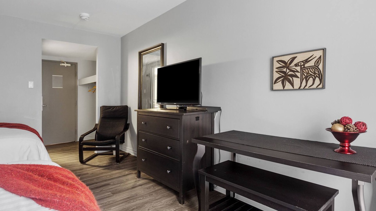 Casselman Hotel | Restauparc Motel - 2 Double Bed & Kitchenette & Private Washroom