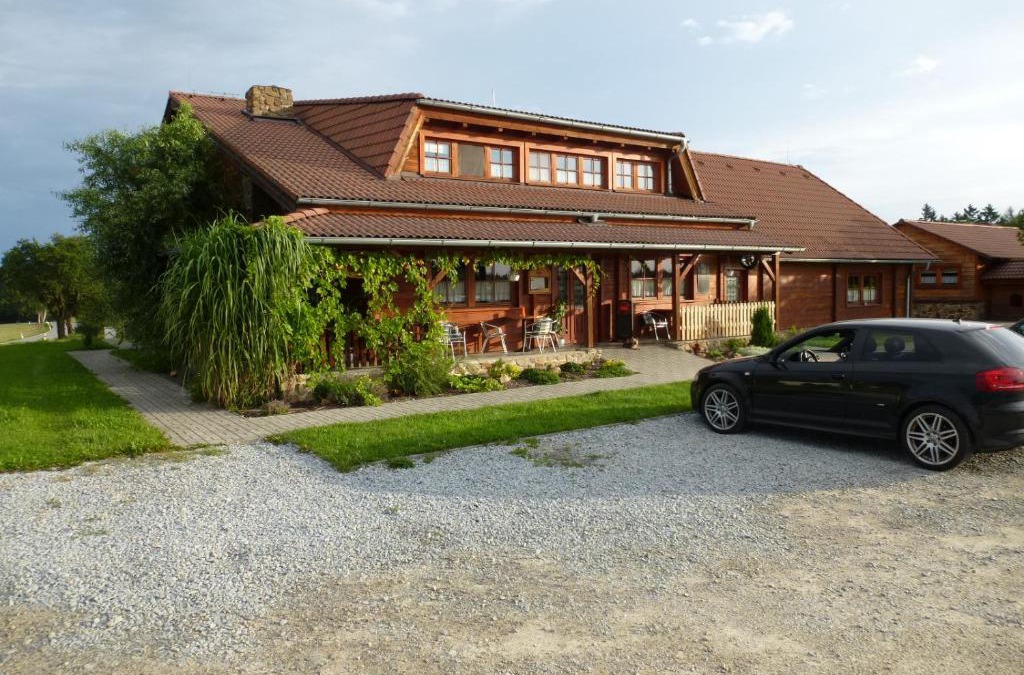Trhove Sviny Hotel | Restaurace Vráž