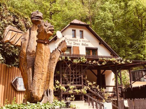 Karlstejn House | Restaurant a penzion Pod Draci skalou