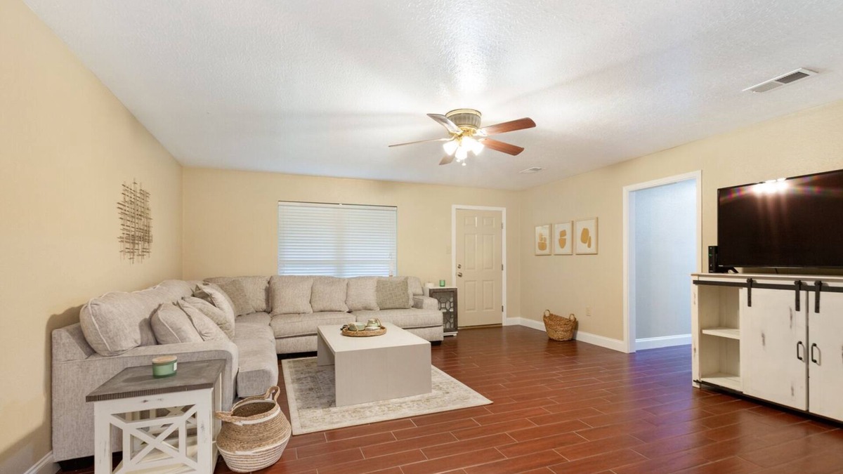 South Baton Rouge House | Restaurants, Shopping, LSU - Trendy Remodel Excellent Location - Siegen and I-10