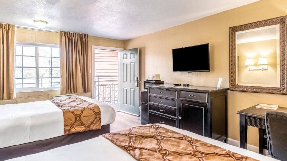 Flagstaff Hotel | Restful Charm of Flagstaff: Two Amazing Rooms Right Off Route 66