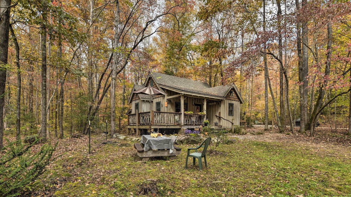 Cleveland Cabin | Restful Creekside Retreat by Table Rock State Park
