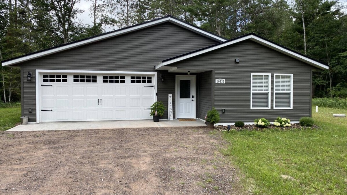 Hayward House | Restful Escape: Pet-Friendly 3BR with Trail Acc & Game Rm