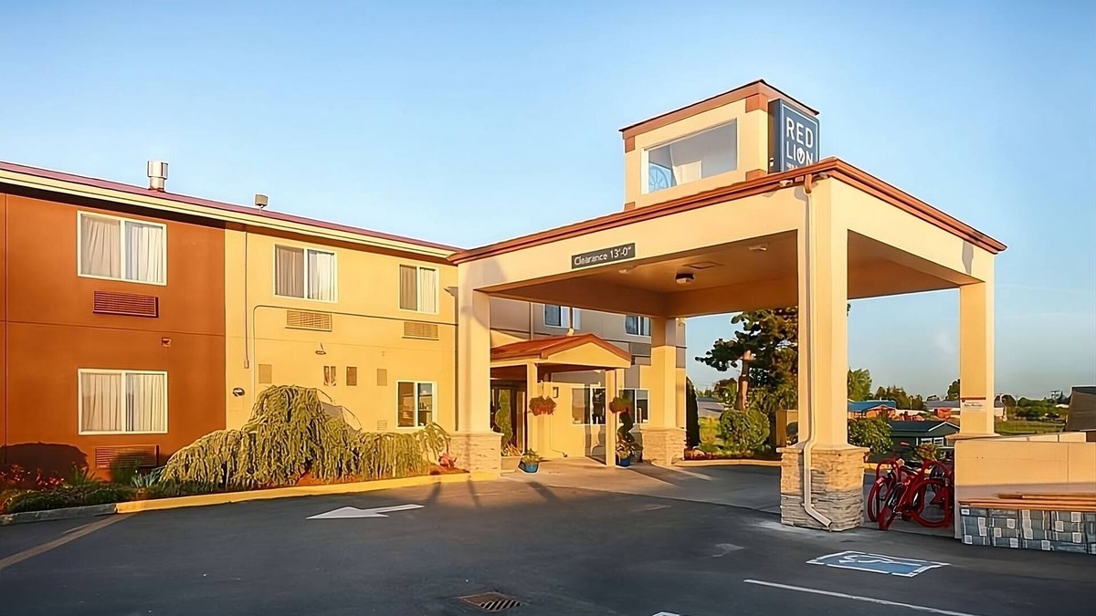 Sequim Resort | Restful Stay at Red Lion Inn & Suites Sequim! Pool, Free Breakfast and Parking!